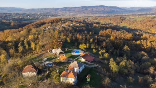 una vista aerea di una casa in una foresta di Medjedovica Brdo Godovik a Godovik