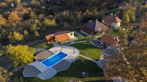 una vista aerea di una casa con piscina in cortile di Medjedovica Brdo Godovik a Godovik