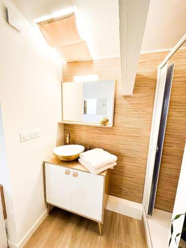 a bathroom with a sink and a mirror at Lovicéa Balnéo Suite, 200m plage in Le Grau-dʼAgde