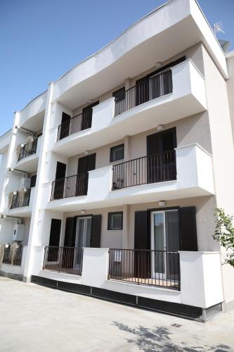 Το κτήριο όπου στεγάζεται  το ξενοδοχείο διαμερισμάτων