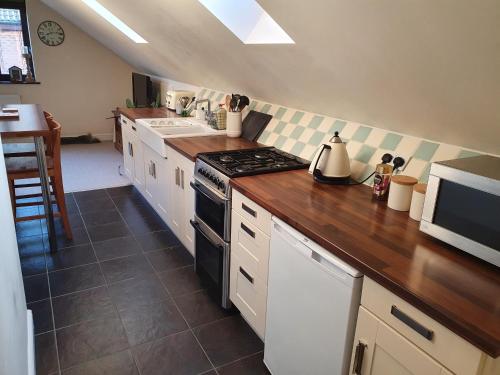 Dapur atau dapur kecil di Cosy Village Apartment in Nottingham with parking