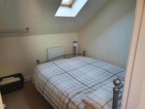 ein Schlafzimmer mit einem Bett und einem Dachfenster in der Unterkunft 1 Bedroom Annexe Bagthorpe Brook Nottinghamshire in Nottingham