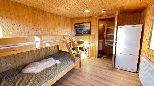 una sauna con nevera y una mesa. en Luxury and Modern Cabin on the Golden Circle, en Miðdalur