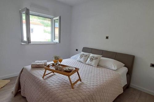 een slaapkamer met een bed met een tafel erop bij Maris in Omiš