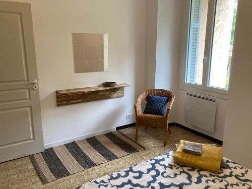 Zimmer mit Stuhl, Spiegel und Tür in der Unterkunft Joli appartement dans le centre ville de Corte in Corte