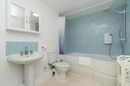 a bathroom with a toilet and a sink and a shower at Spacious 2 bed Southville flat near Harbourside in Bristol