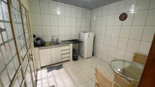 a kitchen with a sink and a refrigerator at Apartamento 3 Aconchegante São Jorge in Manaus