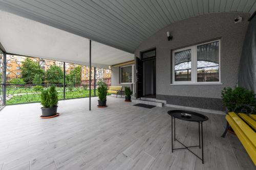 ウージュホロドにあるНові затишні smart-квартири LеГоの広い客室で、テーブル、鉢植えの植物が備わります。