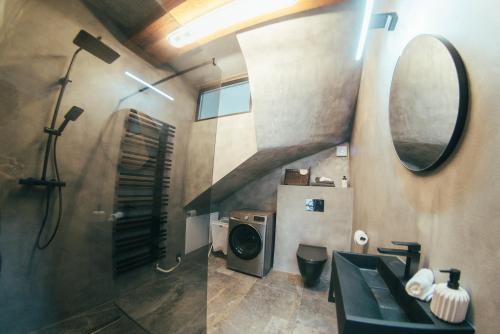 La salle de bains est pourvue d'une douche, d'un lavabo et d'un miroir. dans l'établissement Casa di Giacobbe, à Frýdlant nad Ostravicí