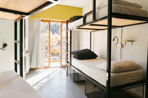 Giường trong phòng chung tại Bike Hostel