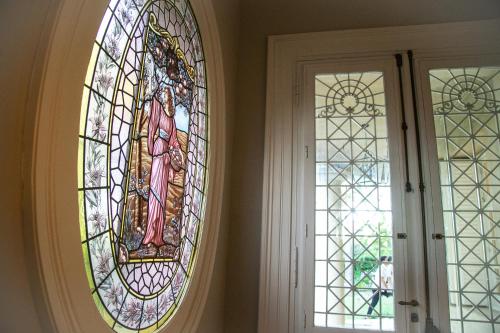 two stained glass windows on the walls of a room at Casa Villa Julia in Tigre