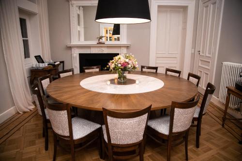 a dining room table with chairs and a vase of flowers at Casa Villa Julia in Tigre