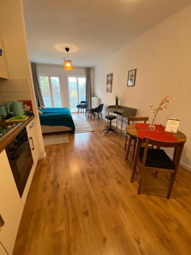 ein Wohnzimmer mit einer Küche und einem Esszimmer in der Unterkunft Blue Chili 03 - Magdeburg Business Apartment - Wifi in Magdeburg