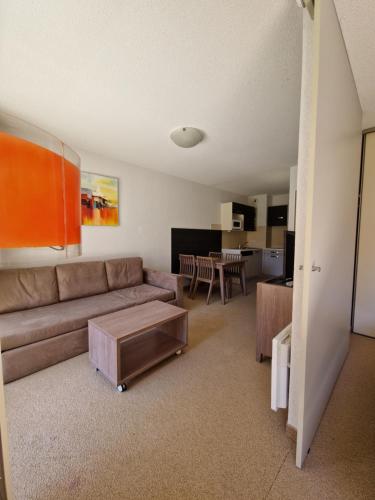 un salon avec un canapé et une table dans l'établissement Home sweet Valberg, à Péone