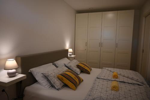 um quarto com uma cama com duas almofadas amarelas em Rest apartment Cerknica em Cerknica