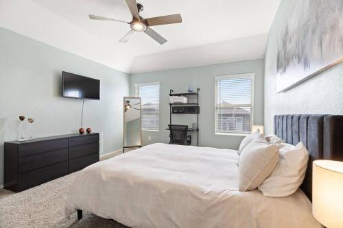 a bedroom with a bed and a ceiling fan at Spacious 3/2 Kalahari Waterpark in Round Rock