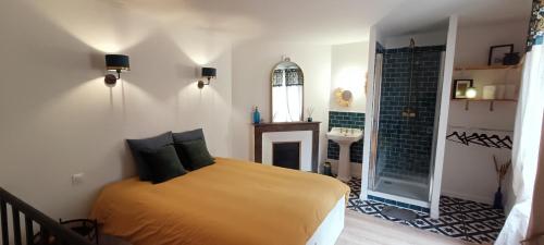 una camera con letto e un bagno con lavandino di Escapade de charme au 18'55 - Bourg de Duravel a Duravel