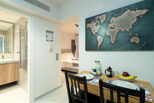 une salle à manger avec une table et une carte murale dans l'établissement Electra Urban Apartment Athens, à Athènes