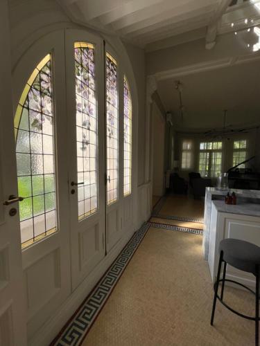 a living room with a door and windows at Casa Villa Julia in Tigre