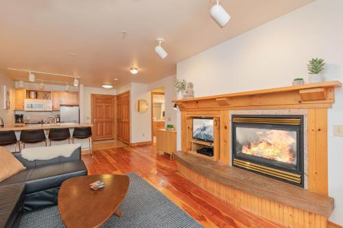 uma sala de estar com lareira e sofá em Targhee Rentals 122 in Driggs Idaho near Grand Targhee Ski Resort King Size Bed em Driggs