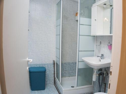 bagno con doccia e lavandino di Modern cozy apartment in Kalamaria a Kalamariá