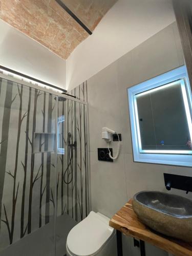 ローマにあるホテル フェリーチェのバスルーム(洗面台、トイレ付)、窓が備わります。