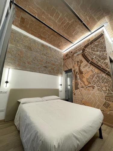 een slaapkamer met een bed en een bakstenen muur bij Hotel Felice in Rome