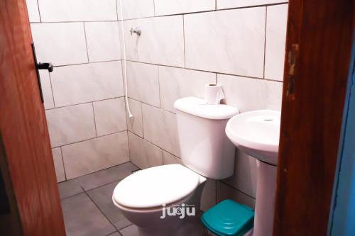 Koupelna v ubytování Recanto Pousada JU&JU com piscina COMPARTILHADA