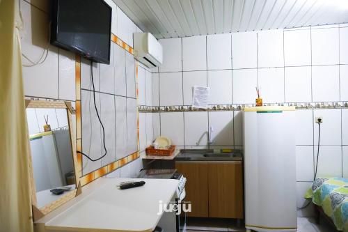 Kitchen o kitchenette sa Recanto Pousada JU&JU com piscina COMPARTILHADA