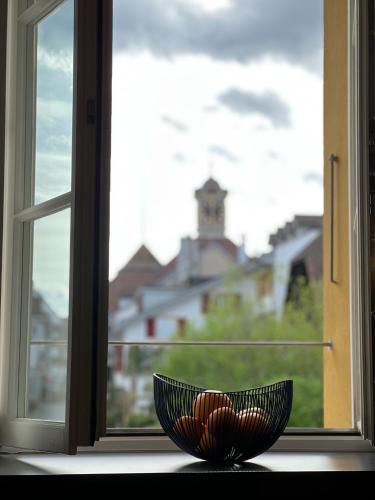 a bowl sitting on a window sill next to a bowl at Altstadthaus - neu renoviert, barrierefrei in Murten