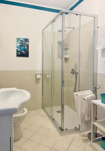 a bathroom with a glass shower and a toilet at Miralago Casa Vacanze in Riva di Solto