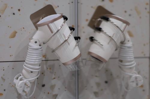 a pair of white robots in front of a mirror at Apartamenty Centrum in Białystok
