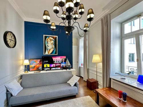 salon z kanapą i zegarem w obiekcie DECOR metro WiFi 300 Mbs 65TV Netflix HBO w Warszawie