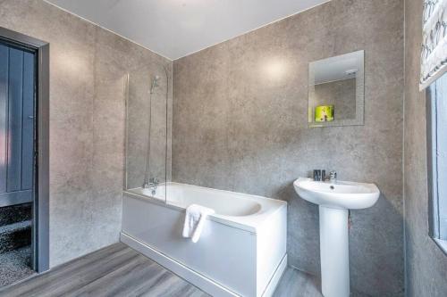 ein Badezimmer mit einem Waschbecken, einer Badewanne und einem Waschbecken in der Unterkunft *15w* setup for your most amazing & relaxed stay + Free Parking + Free Fast WiFi * in Beeston Hill