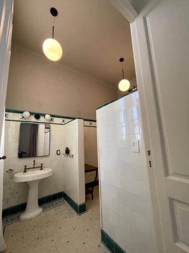 a bathroom with a sink and a mirror at Casa Villa Julia in Tigre