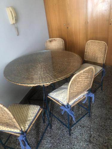 mesa con 4 sillas, mesa, mesa y sillas en Centro de Mendoza en Mendoza