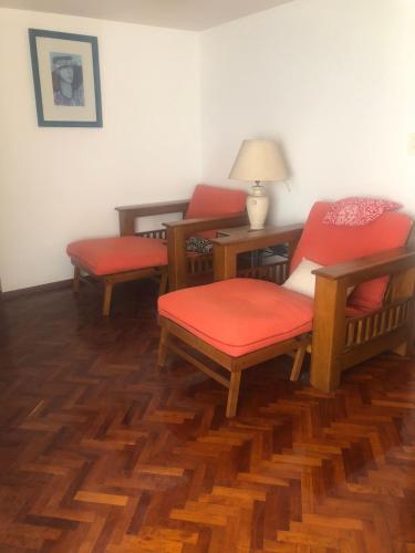 sala de estar con 3 sillas y mesa en Centro de Mendoza en Mendoza