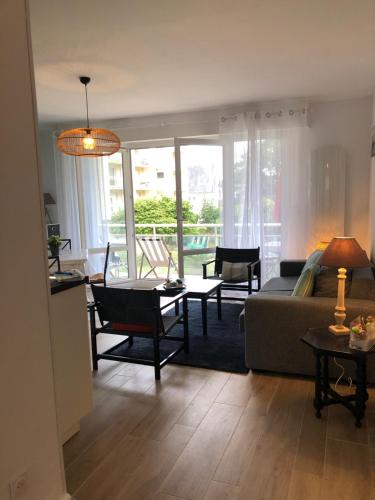a living room with a couch and a table at Le Parc plein centre près de la Grande plage in Carnac