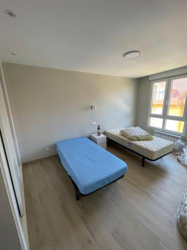 een slaapkamer met een bed en een bank erin bij Apartamento Recién Reformado en Somo junto iglesia in Somo