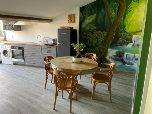 Kuchyňa alebo kuchynka v ubytovaní Douce Parenthese a Carcassonne