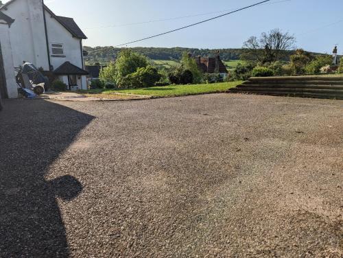 l'ombra di una persona che si trova sul vialetto di Pipers Hill a Sidmouth