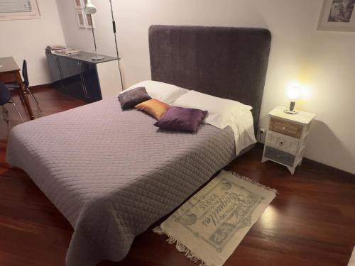 a bedroom with a large bed with pillows on it at Villa Mezzacollina in Battifolle