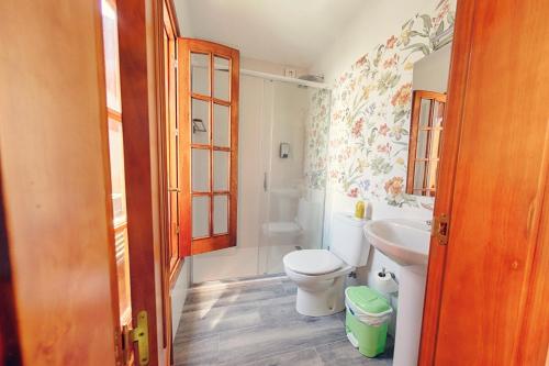 Ένα μπάνιο στο Charming Nerja Hostel
