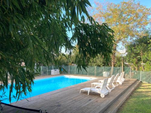 un grupo de sillas sentadas en una terraza junto a una piscina en Résidence Thibaud, en Toulouse