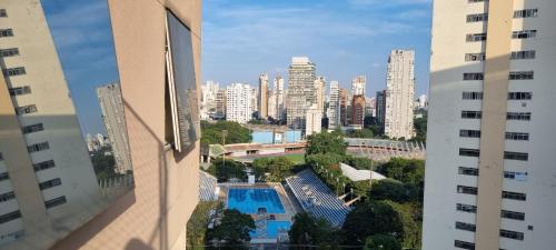 Pemandangan kolam renang di Flat moderno aconchegante mobiliado e com sacada Ibirapuera atau di dekatnya