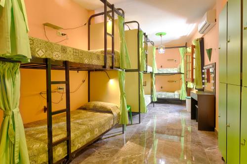 Un pasillo con literas en un albergue en Charming Nerja Hostel, en Nerja