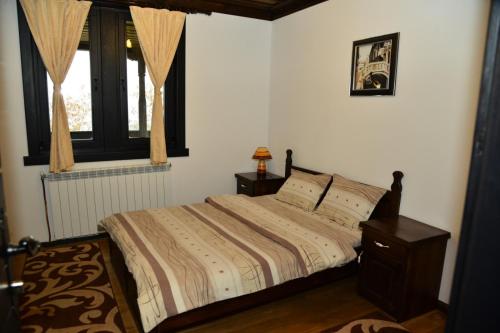 1 dormitorio con cama y ventana en Вила Горски шепот, en Leshten