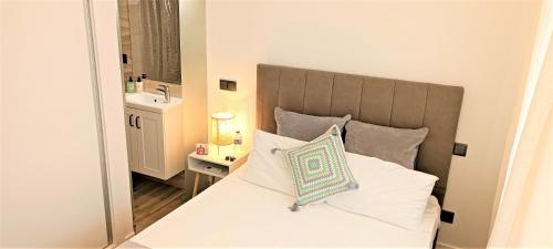 Un pat sau paturi într-o cameră la Faro Comfy Ensuite Guest House