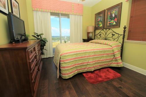 Un pat sau paturi într-o cameră la Ariel Dunes 1901 Seascape Resort by Skis and Seas Scenic 98 Florida Beach Rentals 19th Floor