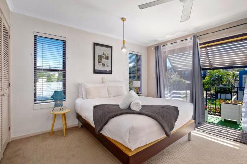 1 dormitorio con cama y ventana en Mediterranean Dream in Peregian Beach, en Peregian Beach